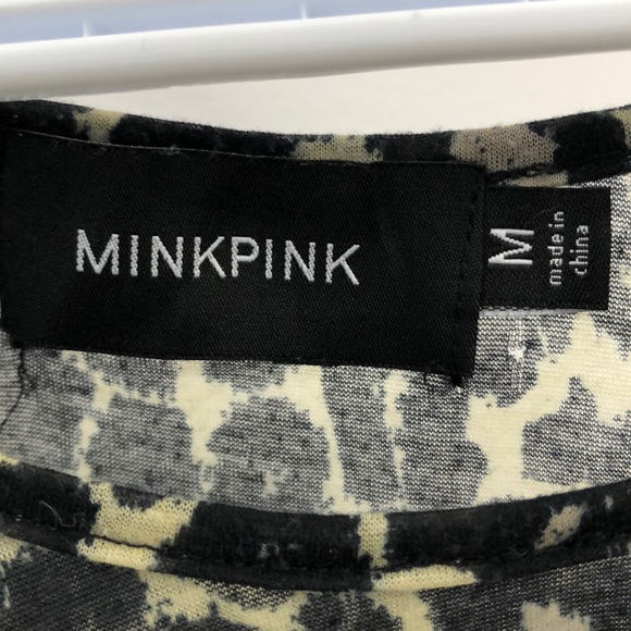 ✨2 for 25✨ Leopard Crop Top - Picture 3 of 3